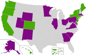 Map of the united states showing states where plastic bags are fully banned in green and partially banned in purple